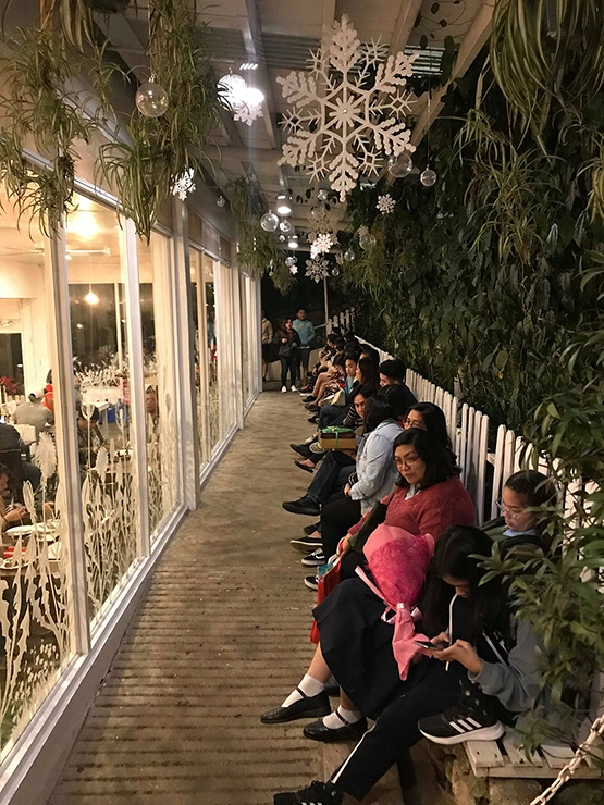 A picture of a long waiting queue at Canto Bogchi Joint Baguio Kisad road