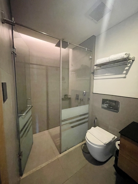 Escala Tagaytay - premier deluxe room bathroom