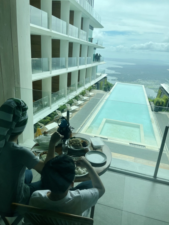 Escala Tagaytay - You can bring food inside