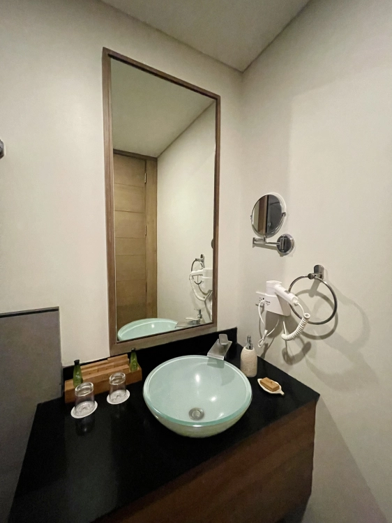 Escala Tagaytay - premier deluxe room bathroom sink