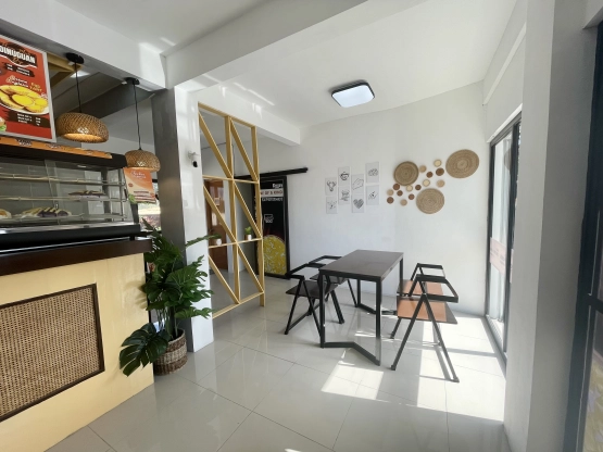 Eggsy - dining area