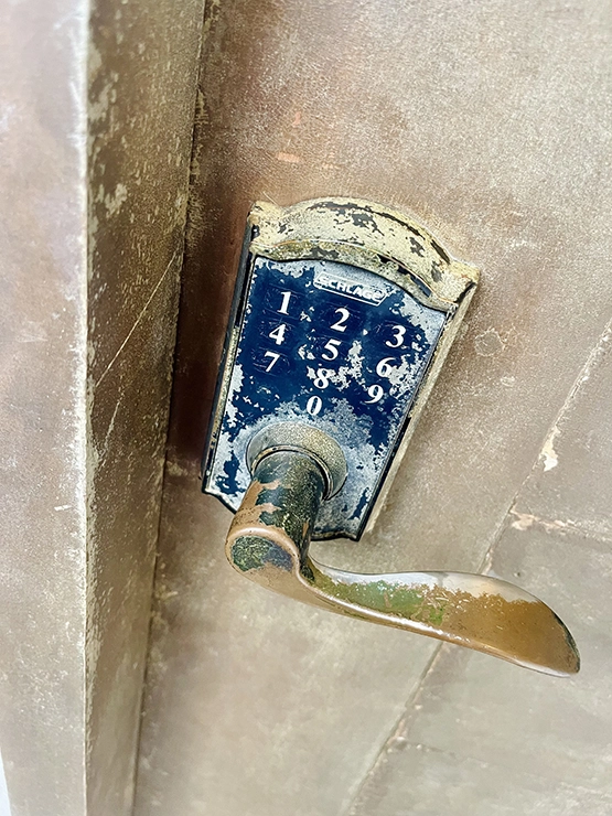 Lotuspod Bed and Breakfast - Keycode door lock