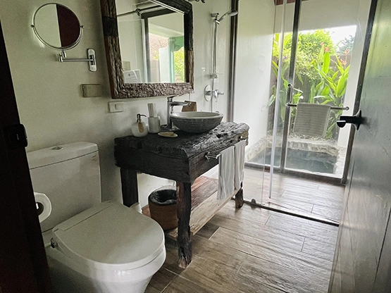 Lotuspod Bed and Breakfast - Toilet and Jacuzzi