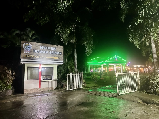 Makiling Ihawan Garden - Parking entrance