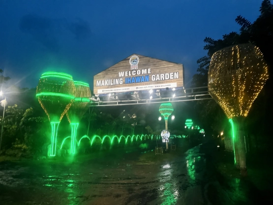 Makiling Ihawan Garden - Colorful entrance