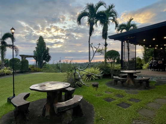 Spacio Caliraya - alfresco dining like tagaytay