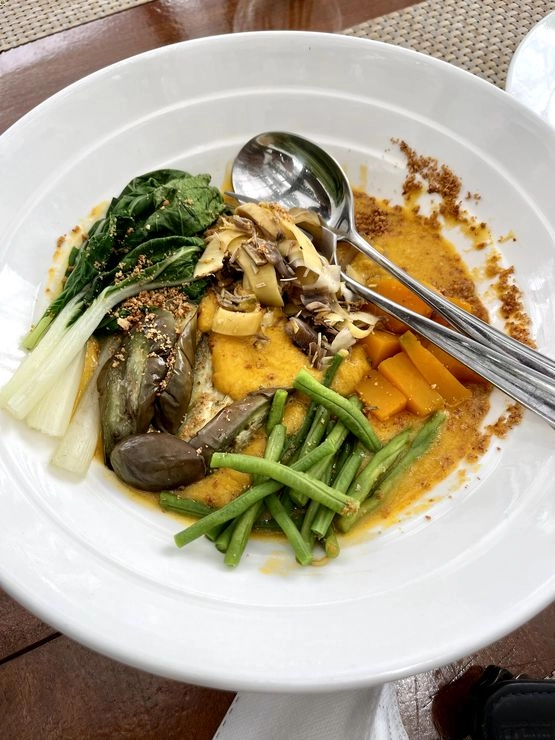 The Aviary Asian Fusion Cafe Victoria Laguna - Crispy pata kare-kare - veggies and sauce