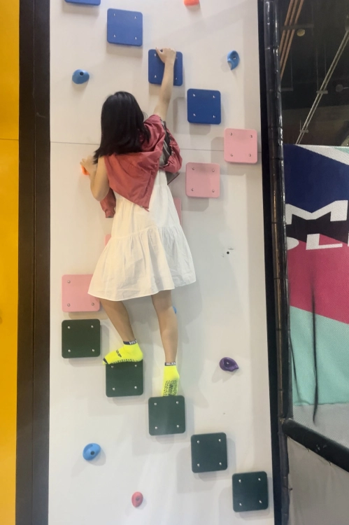 Wii Jump Trampoline Park - Wall Climbing